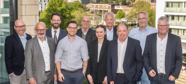 Das waren die Teilnehmer: Zum Thema „Neubauten sind teuer, Hauskauf wird nur leicht günstiger, Mieten steigen und Wohnungen fehlen – wie steht es um den Klever Immobilienmarkt und was braucht die Stadt Kleve jetzt?“ diskutierten: Johannes Bielefeld, Geschäftsführer Architekturbüro Bielefeld, Wolfgang Gebing, Bürgermeister Stadt Kleve, Julian Holtzhausen, Geschäftsführer VoBa Immobilien-Center, Klaus Keysers, Kämmerer der Stadt Kleve, Markus Look, Projektleiter Architekturbüro Bielefeld, Dr. Karl Scholten, Geschäftsführer Haus- und Grundbesitzerverein Kreis Kleve, Andreas Gruhn, Leitender Regionalredakteur Rheinische Post, Frank Rosar, Generalbevollmächtigter Volksbank Kleverland. Das waren die Teilnehmer: Zum Thema „Neubauten sind teuer, Hauskauf wird nur leicht günstiger, Mieten steigen und Wohnungen fehlen – wie steht es um den Klever Immobilienmarkt und was braucht die Stadt Kleve jetzt?“ diskutierten: Johannes Bielefeld, Geschäftsführer Architekturbüro Bielefeld, Wolfgang Gebing, Bürgermeister Stadt Kleve, Julian Holtzhausen, Geschäftsführer VoBa Immobilien-Center, Klaus Keysers, Kämmerer der Stadt Kleve, Markus Look, Projektleiter Architekturbüro Bielefeld, Dr. Karl Scholten, Geschäftsführer Haus- und Grundbesitzerverein Kreis Kleve, Andreas Gruhn, Leitender Regionalredakteur Rheinische Post, Frank Rosar, Generalbevollmächtigter Volksbank Kleverland.